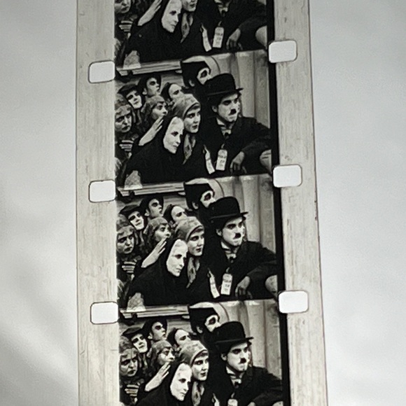 Vintage 35 Brownie, Argus C3 50mm camera, Charlie Chaplain film & 2 vintage Mags - Picture 3 of 16